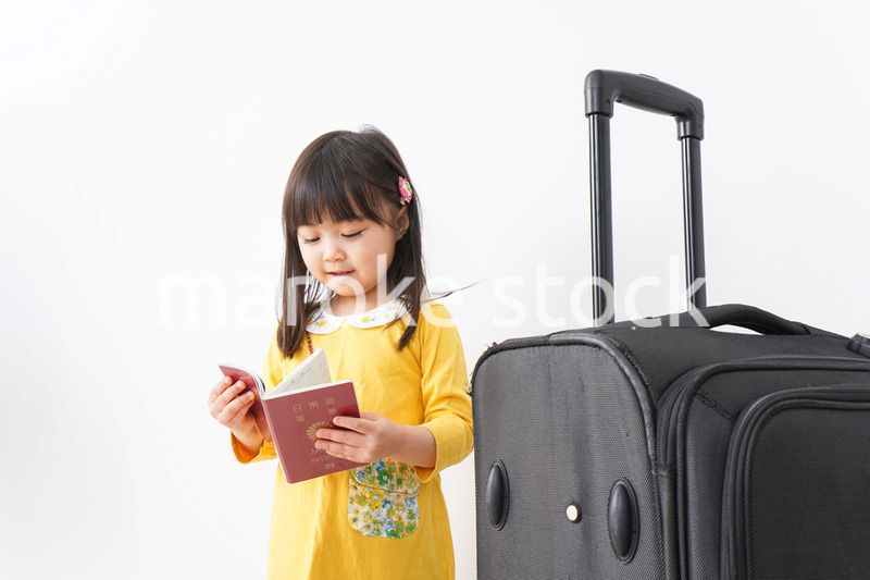 海外旅行に行く子ども