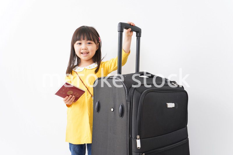 海外旅行に行く子ども