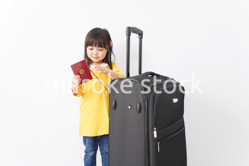 海外旅行に行く子ども