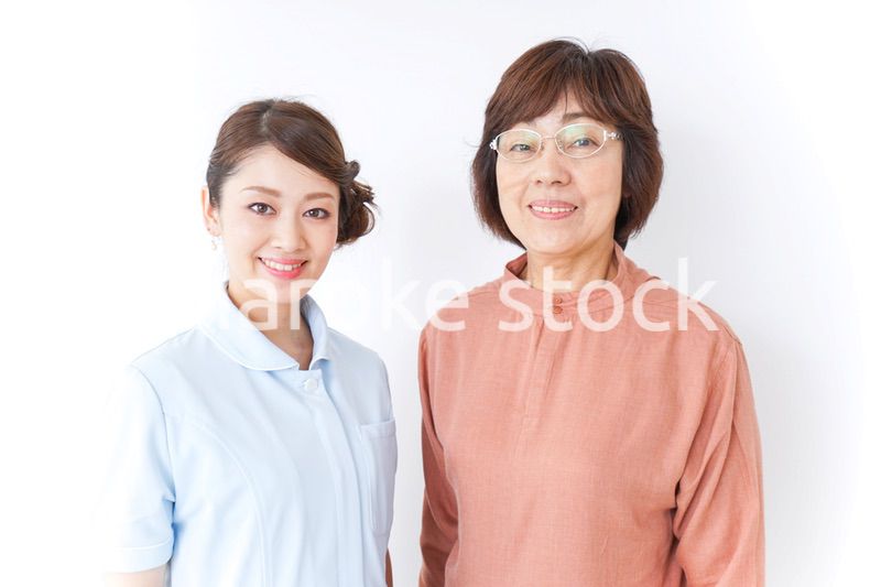 高齢女性と看護師