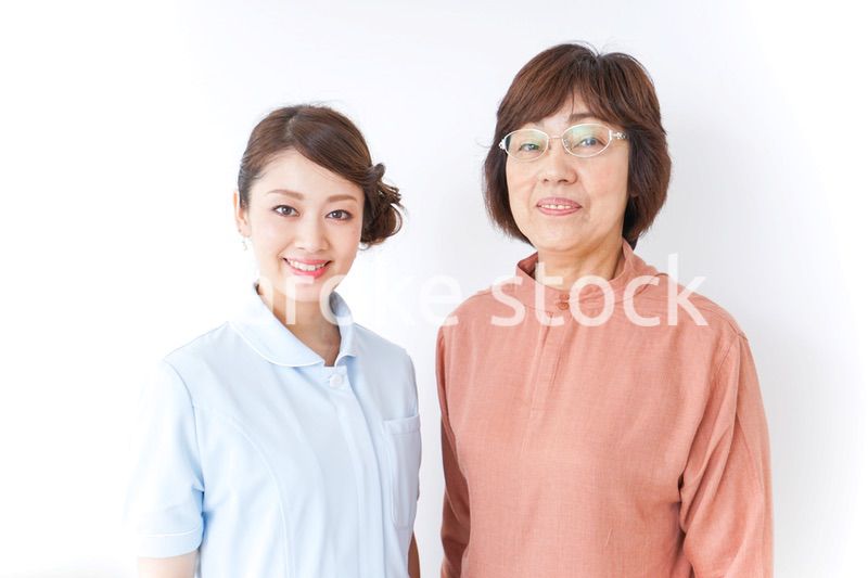 高齢女性と看護師