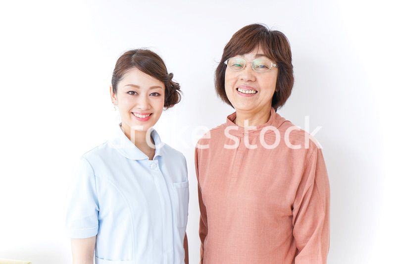 高齢女性と看護師