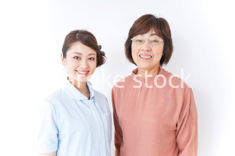 高齢女性と看護師