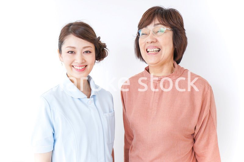 高齢女性と看護師