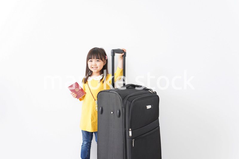 海外旅行に行く子ども