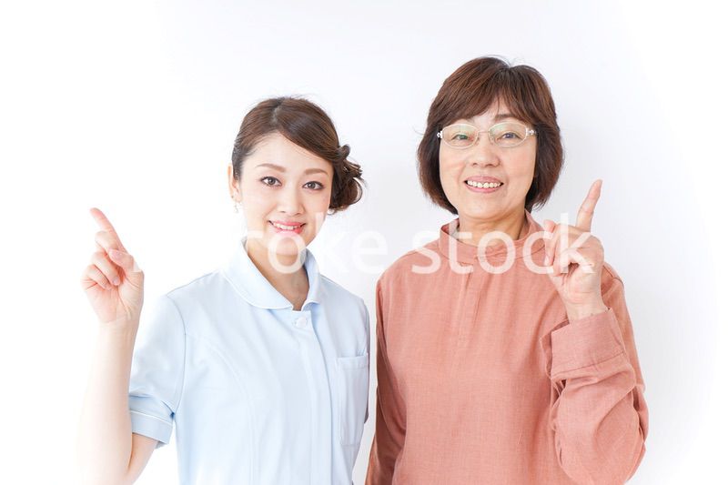 高齢女性と看護師