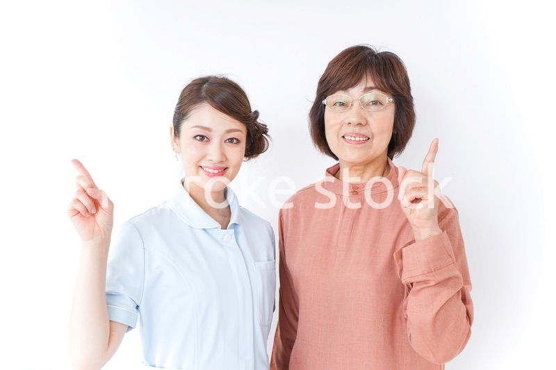 高齢女性と看護師