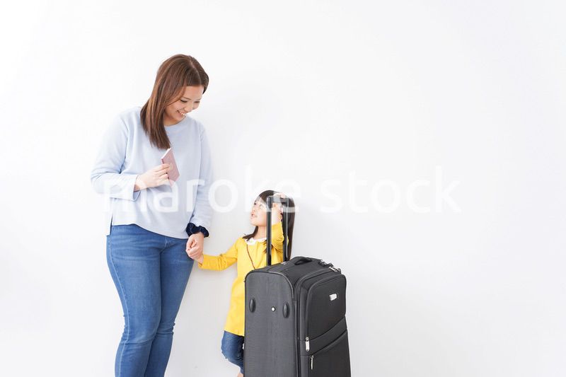 旅行に行くお母さんと子ども