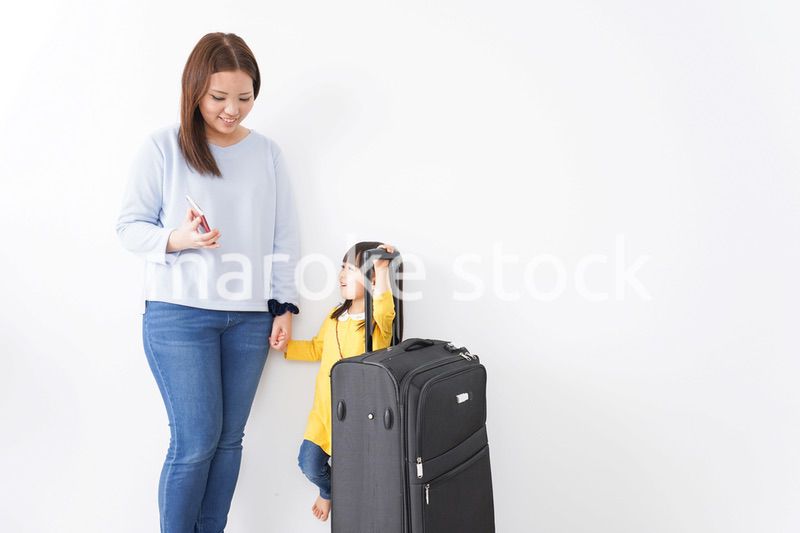 旅行に行くお母さんと子ども