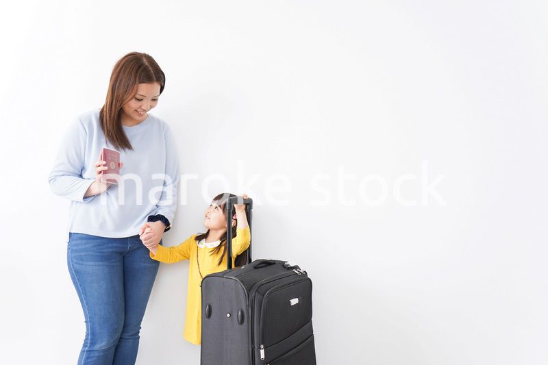 旅行に行くお母さんと子ども