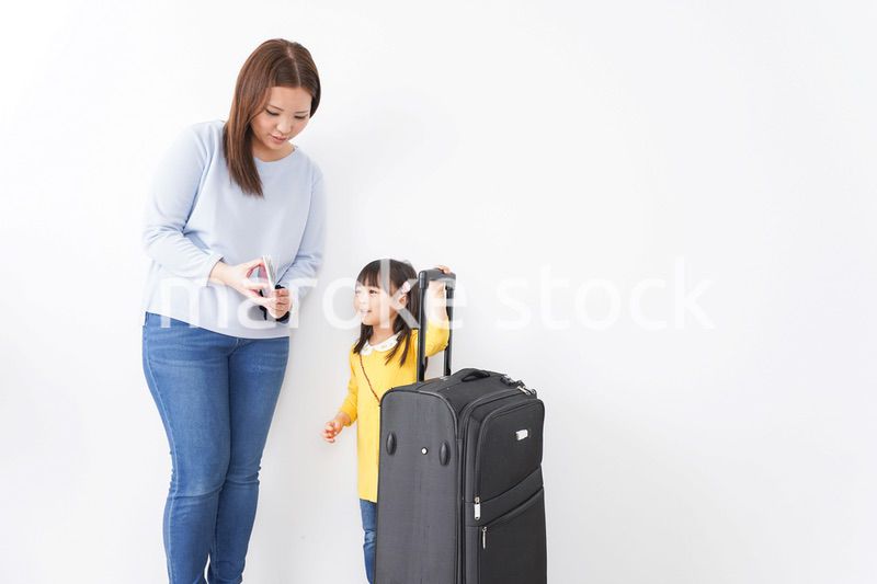 旅行に行くお母さんと子ども
