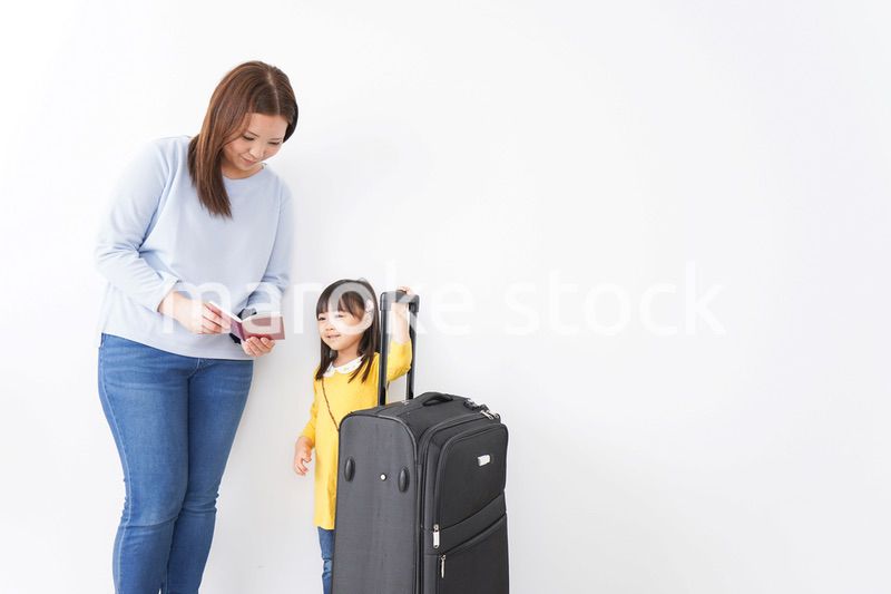 旅行に行くお母さんと子ども