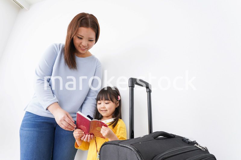 旅行に行くお母さんと子ども