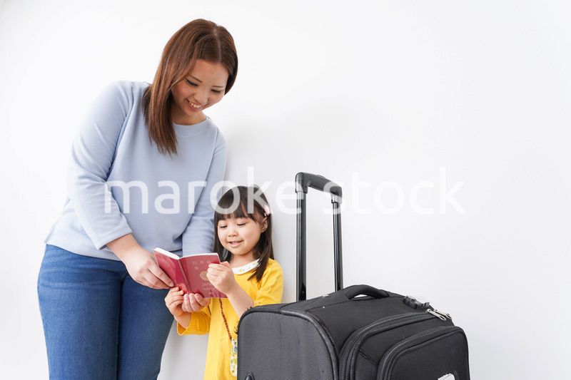 旅行に行くお母さんと子ども