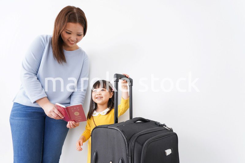 旅行に行くお母さんと子ども