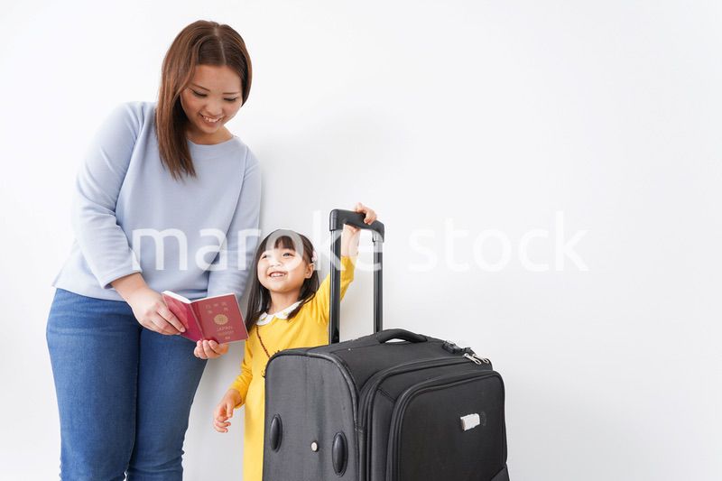旅行に行くお母さんと子ども