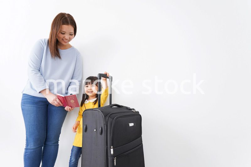旅行に行くお母さんと子ども