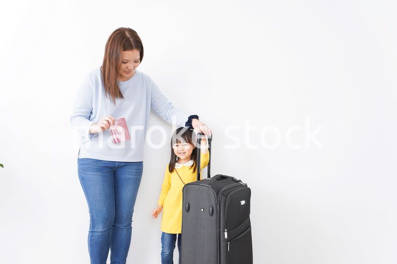 旅行に行くお母さんと子ども