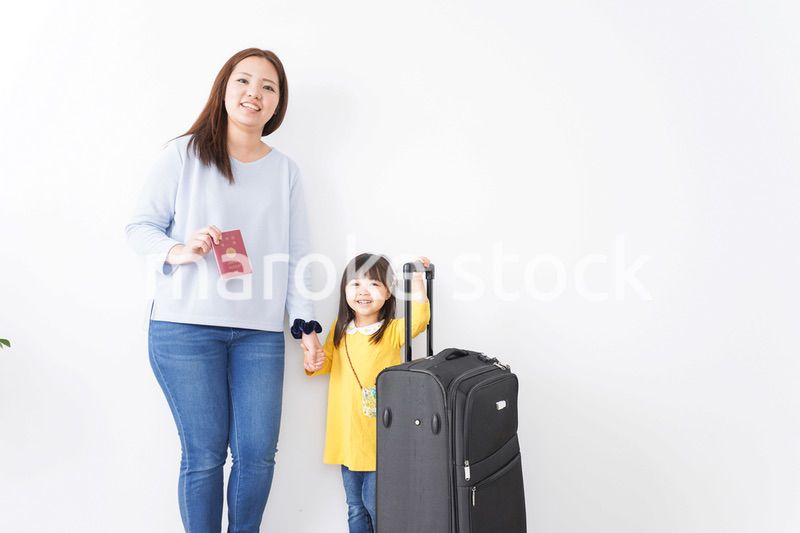 旅行に行くお母さんと子ども