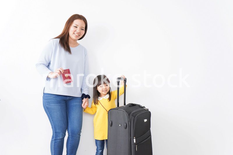 旅行に行くお母さんと子ども