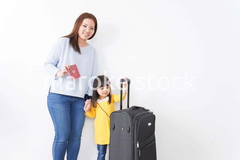 旅行に行くお母さんと子ども