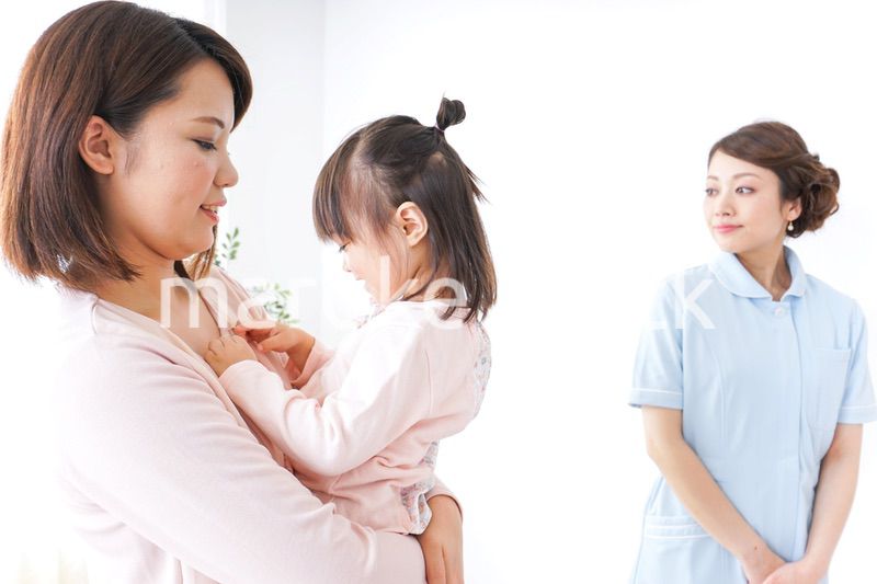 病院で診察を受ける子どもとお母さん