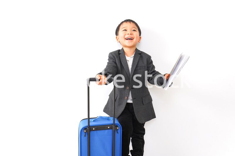 スーツを着て仕事をする子供ビジネスマン