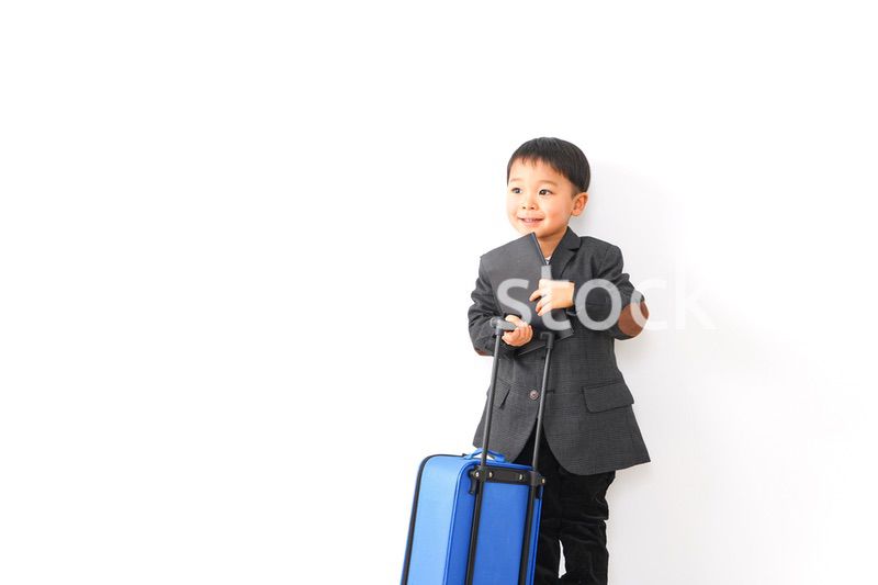 スーツを着て仕事をする子供ビジネスマン