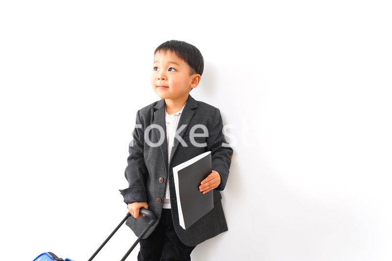 スーツを着て仕事をする子供ビジネスマン