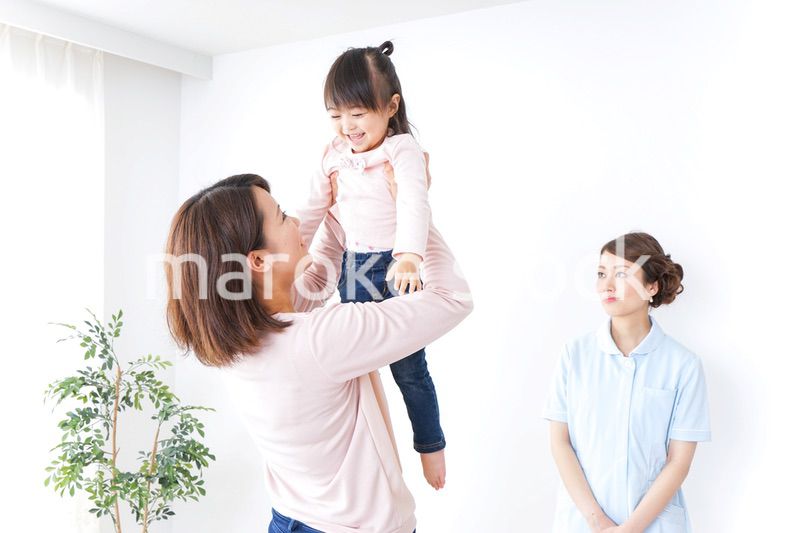 病院で診察を受ける子どもとお母さん