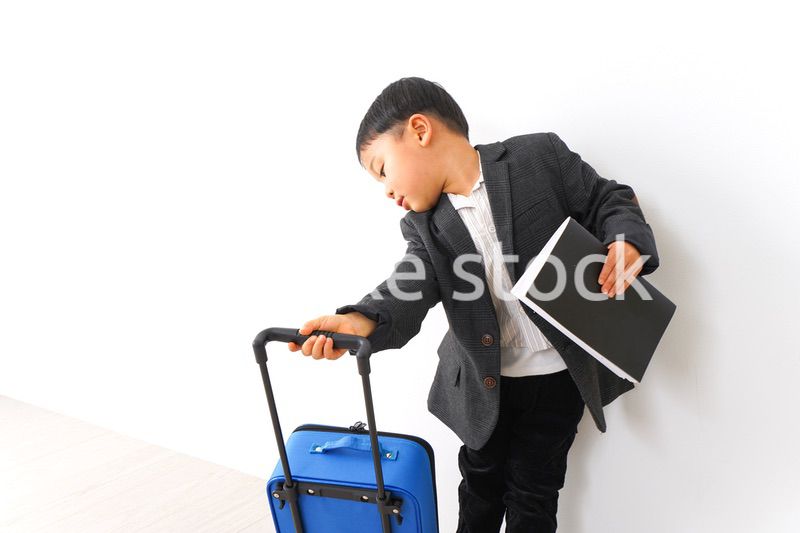 出張に行くビジネスマン