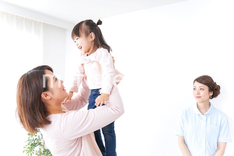 病院で診察を受ける子どもとお母さん