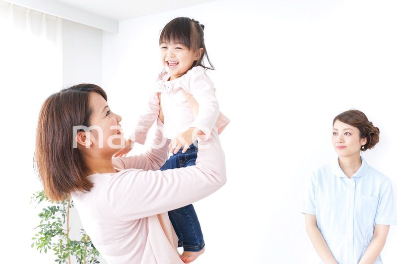 病院で診察を受ける子どもとお母さん