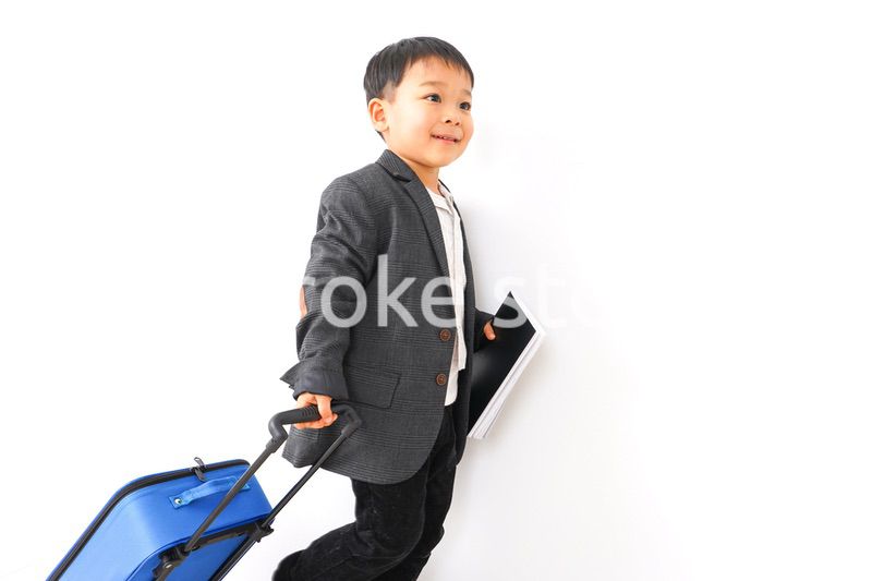 スーツを着て仕事をする子供ビジネスマン