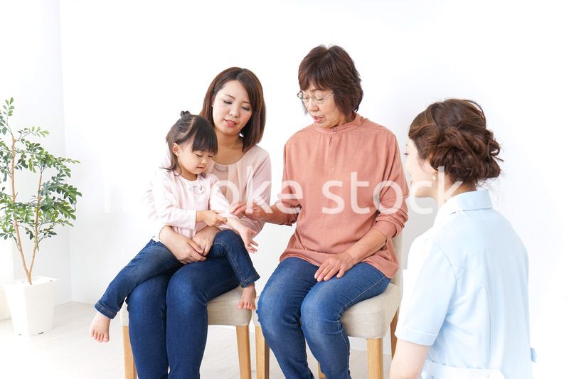 家族で検診を受ける子供