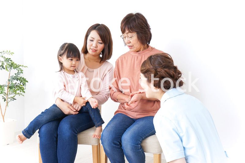 家族で検診を受ける子供