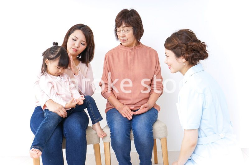 家族で検診を受ける子供