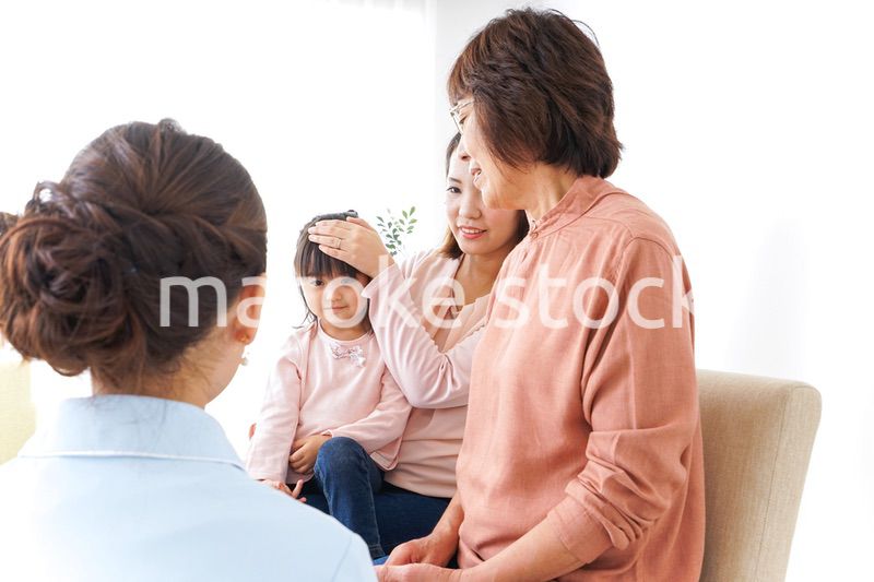 家族で検診を受ける子供