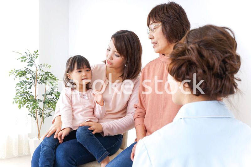 家族で検診を受ける子供