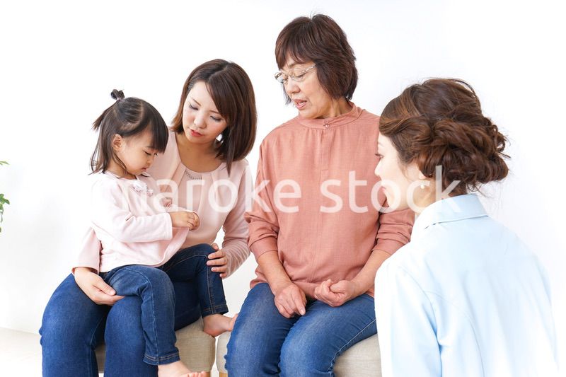 家族で検診を受ける子供