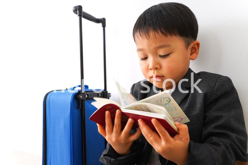 出張に行くビジネスマン