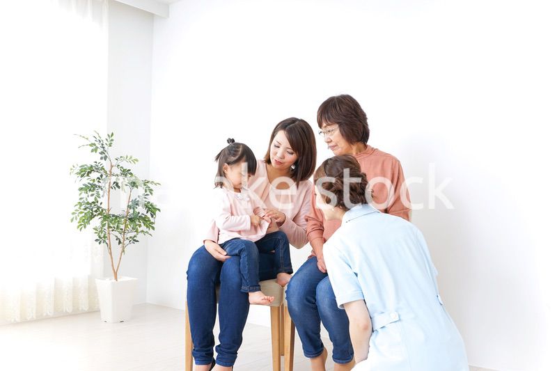 家族で検診を受ける子供