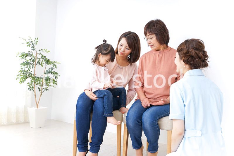 家族で検診を受ける子供