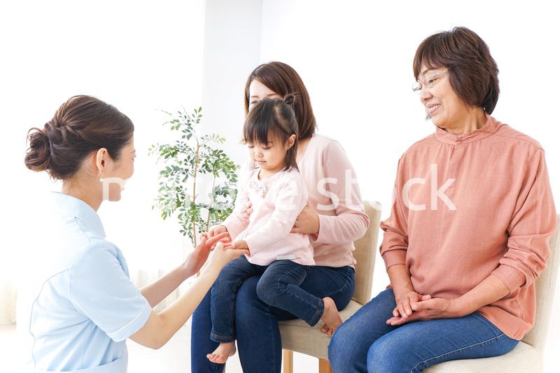 家族で検診を受ける子供