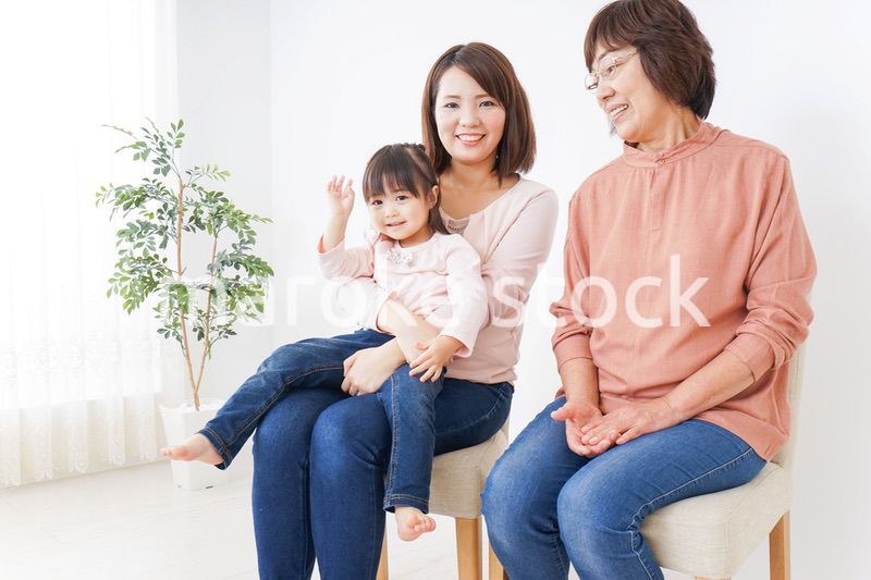 イスに座る三世代