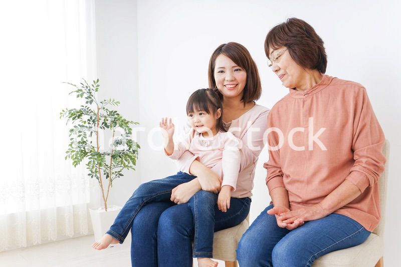 イスに座る三世代