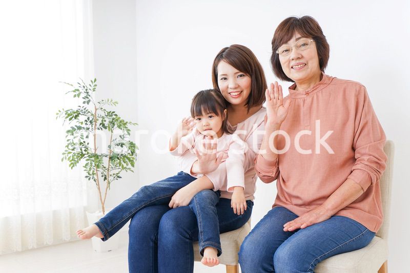 イスに座る三世代