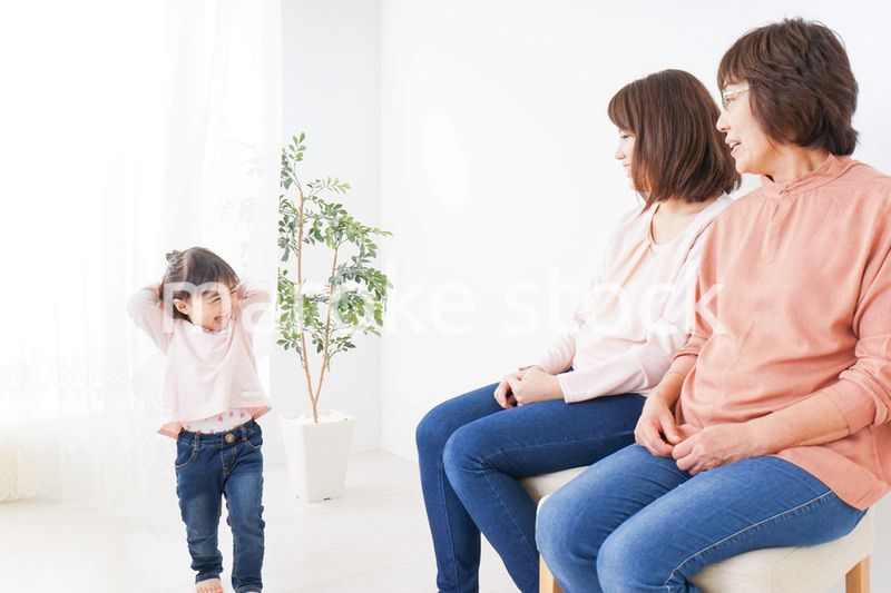 仲良しの子供と母とおばあさん