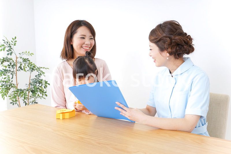 病院で診察を受ける子どもとお母さん