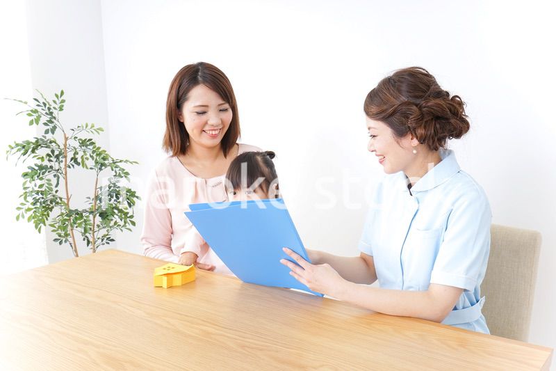 病院で診察を受ける子どもとお母さん
